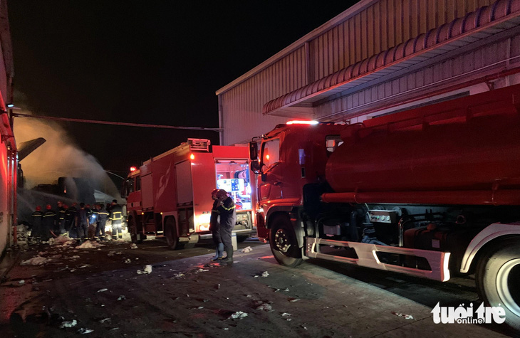 Xe chữa cháy của cảnh sát PCCC Công an tỉnh Bà Rịa - Vũng Tàu đến dập lửa - Ảnh: THÁI BÌNH
