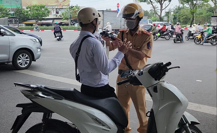Cảnh sát giao thông tại TP.HCM đo nồng độ cồn với người dân - Ảnh: MINH HÒA