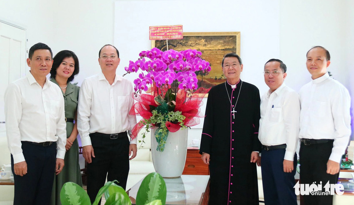 Ông Nguyễn Hồ Hải (thứ 3 từ trái sang) cùng đoàn lãnh đạo TP.HCM đến thăm, chúc mừng giám mục, linh mục trong Tòa giám mục Mỹ Tho - Ảnh: HOÀI THƯƠNG