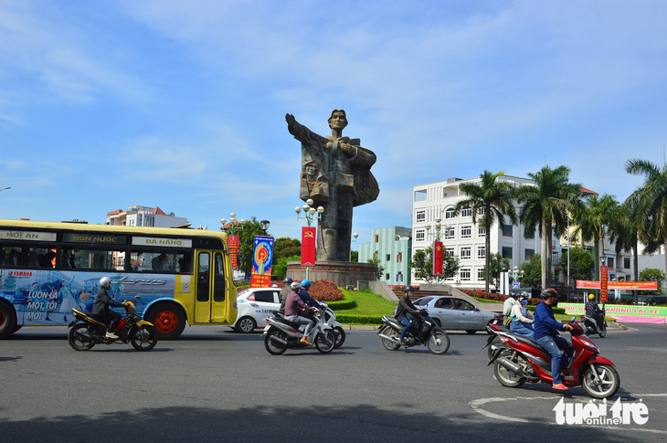 Tượng đài Mẹ Nhu được làm từ 7.000 vỏ bom, đạn được thu nhặt ở khắp Đà Nẵng năm 1985 - Ảnh: X.S.