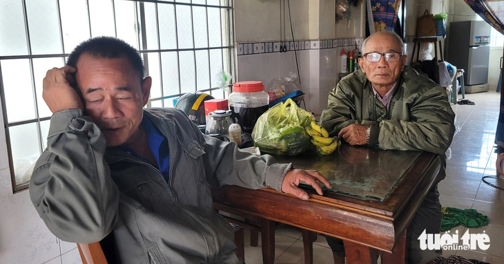 Bà con chòm xóm đến thăm hỏi, động viên ông Huỳnh Sách khi nghe tin con trai ông và 4 ngư dân mất tích trong vụ chìm tàu cá ở vùng biển tỉnh Khánh Hòa - Ảnh: NGUYỄN HOÀNG