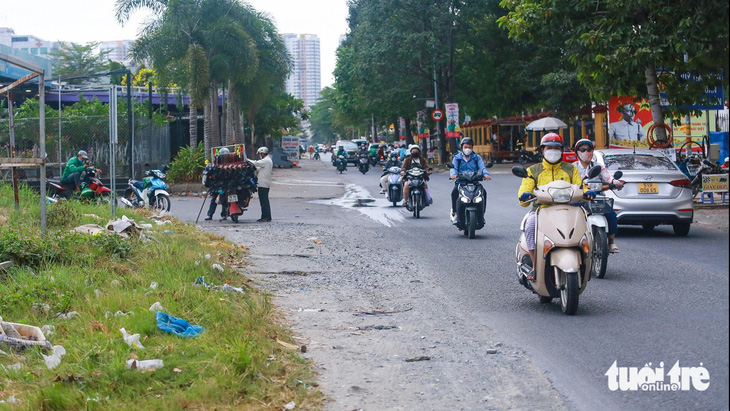 Đường Nguyễn Hoàng ở phường An Phú (TP Thủ Đức) thường xuyên bị hư hỏng, phường phải huy động người dân góp kinh phí sửa tạm - Ảnh: CHÂU TUẤN