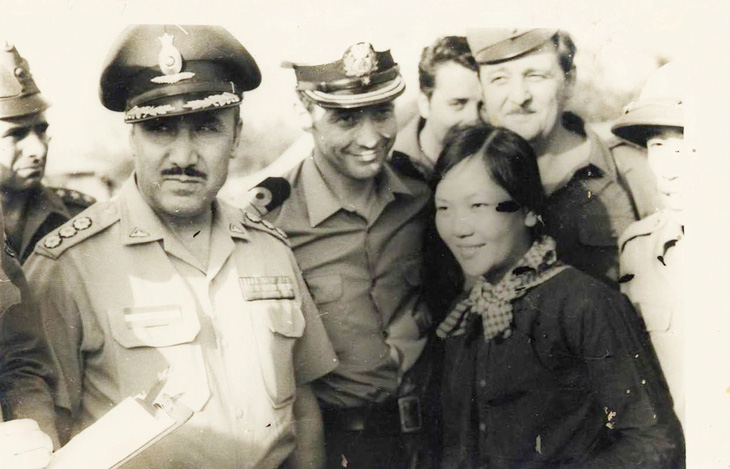 Nụ cười chị Võ Thị Thắng ngày được trao trả ở Lộc Ninh năm 1973 và các sĩ quan giám sát của đoàn Hungary đã cười lại với chị - Ảnh: tư liệu