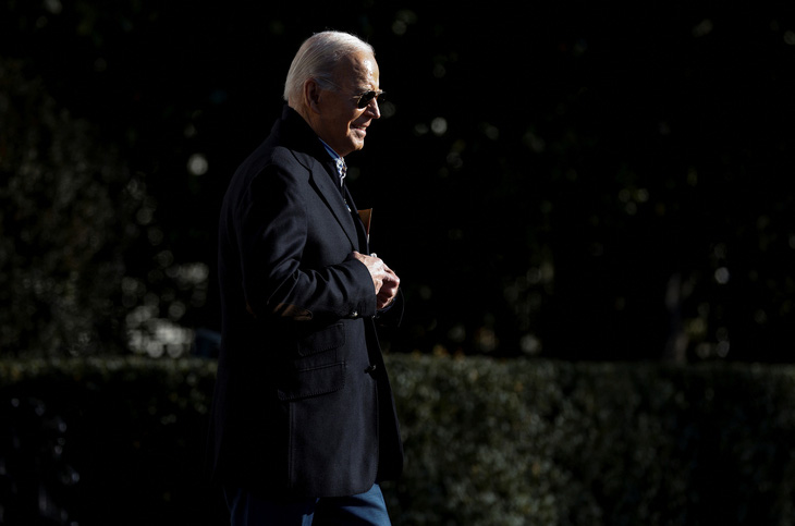 Tổng thống Mỹ Joe Biden trước khi rời Washington đi Wisconsin ngày 20-12 - Ảnh: REUTERS