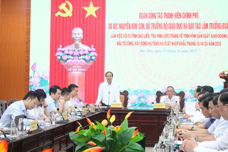 Bộ trưởng Nguyễn Kim Sơn phát biểu kết luận buổi làm việc với ba tỉnh Bạc Liêu, Sóc Trăng và Trà Vinh ngày 23-12 - Ảnh: TIẾN LUẬN
