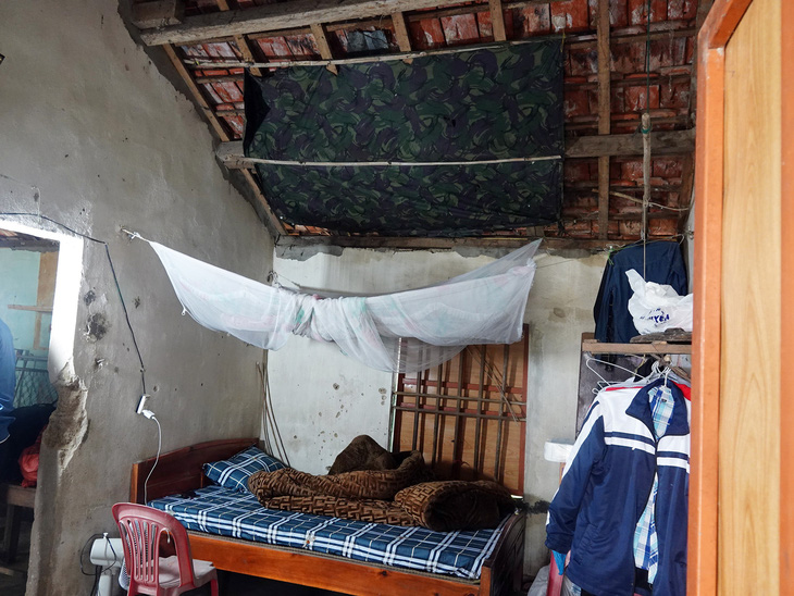 Căn nhà cấp 4 nơi em Phong sinh sống xuống cấp và hư hỏng nhiều - Ảnh: LÊ MINH