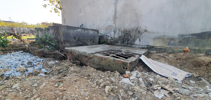Khu vực bể nước bỏ hoang nơi Thành sử dụng để giấu thi thể nạn nhân suốt 13 năm qua - Ảnh: TIẾN THẮNG