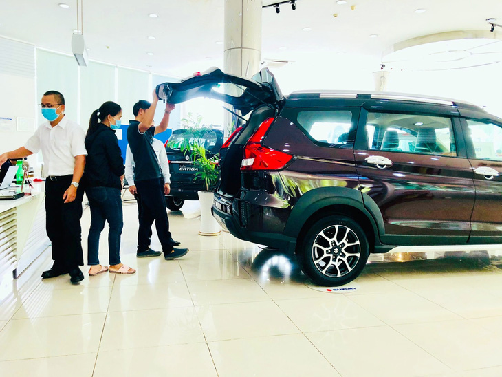 Cuối năm hàng loạt hãng xe giảm giá, khách đến showroom xem xe trước khi xuống tiền mua - Ảnh: CÔNG TRUNG