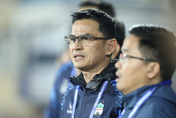 HLV Kiatisak cùng Hoàng Anh Gia Lai đã trải qua 8 trận liên tiếp không thắng kể từ đầu mùa giải 2023 - 2024 - Ảnh: HOÀNG TÙNG