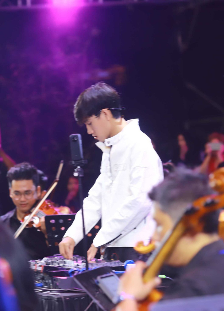 Producer Hoapro xuất hiện cùng dàn nhạc Saigon Pops Orchestra