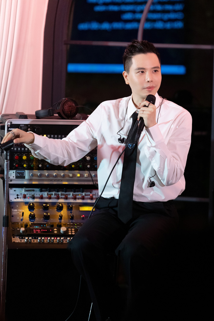 Phần hát live của Trịnh Thăng Bình trong đêm showcase 'Ở đó nhìn em' được nhiều đánh giá tích cực. 