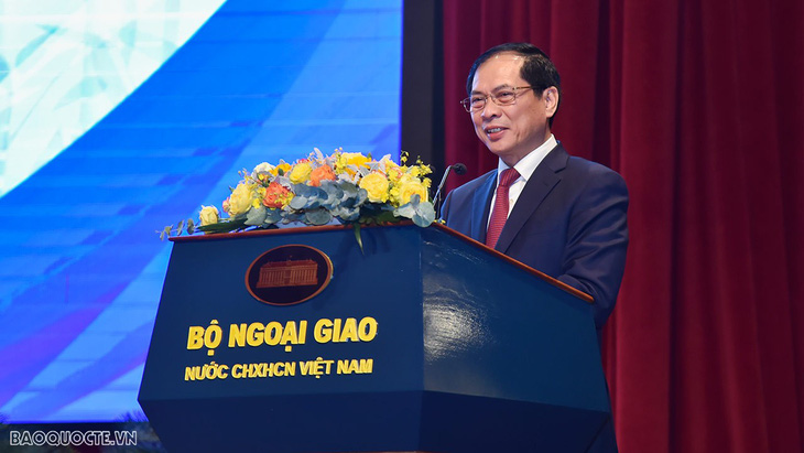 Bộ trưởng Bộ Ngoại giao Bùi Thanh Sơn phát biểu bế mạc Hội nghị Ngoại giao lần thứ 32 - Ảnh: BAOQUOCTE.VN