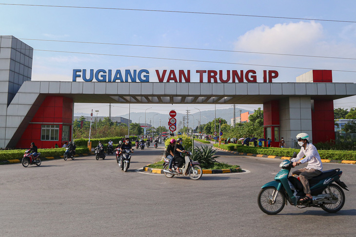 Công nhân tan ca đêm về nhà tại Khu công nghiệp Vân Trung, Việt Yên, Bắc Giang - Ảnh: HÀ QUÂN