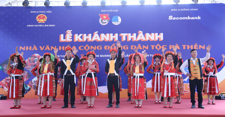 Khánh thành nhà văn hóa cộng đồng dân tộc Pà Thẻn, Tuyên Quang - Ảnh: LÂM HẢI