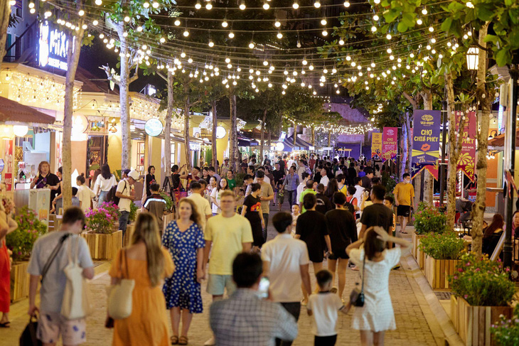 Chợ đêm bên biển Vui Phết - Vui-Fest Bazaar còn là điểm hội tụ của văn hóa và nghệ thuật hấp dẫn tại đảo Ngọc.