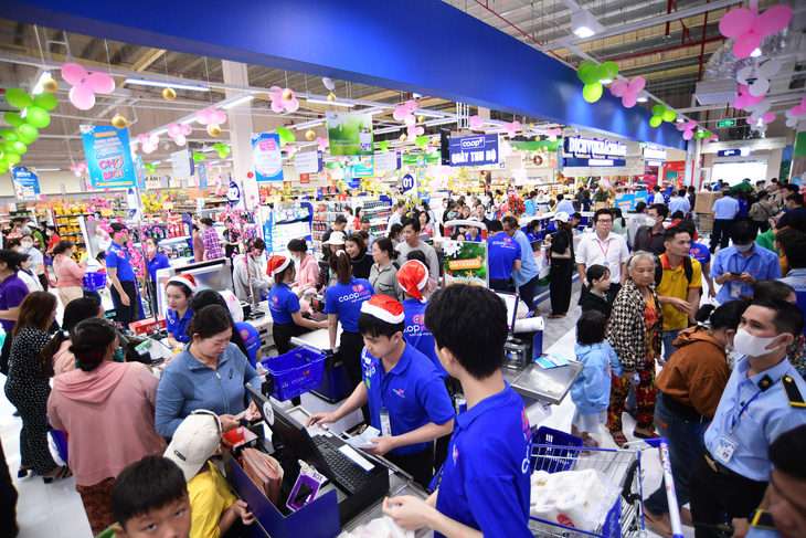 Không khí mua sắm sôi động tại Co.opmart Chợ Mới trong ngày đầu khai trương - Ảnh: QUANG ĐỊNH