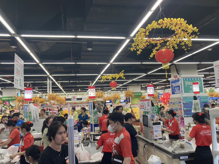 Mua sắm tại siêu thị Lotte Mart quận 7 trong sáng 23-12, sau sự cố đám cháy đêm trước đó - Ảnh: T.N.