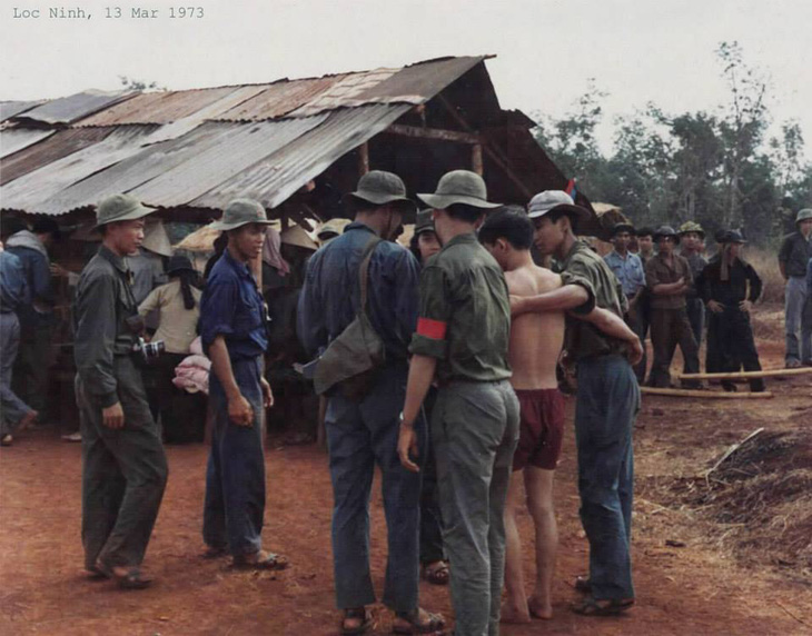 Các chiến sĩ giải phóng đỡ một tù binh yếu sức vừa được trao trả ở Lộc Ninh ngày  12-2-1973 - Ảnh tư liệu