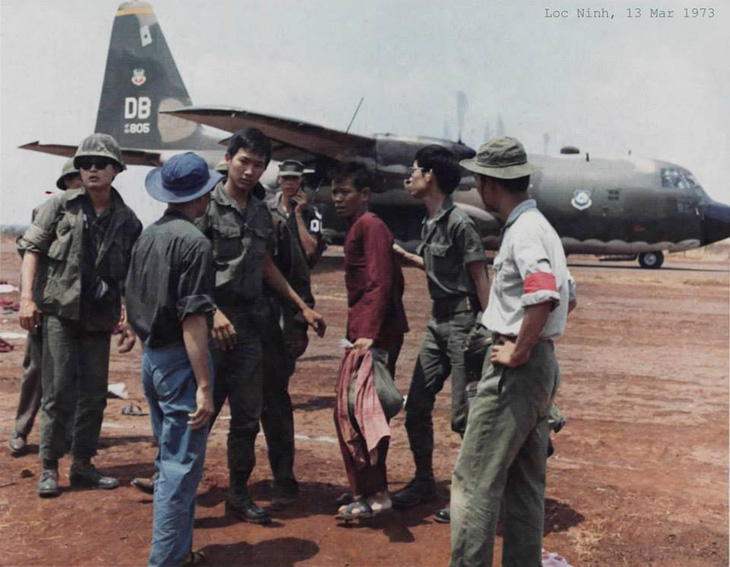 Khoảnh khắc các chiến sĩ quân giải phóng giáp mặt quân Việt Nam Cộng Hòa khi tiến hành trao trả tù binh   Ảnh tư liệu