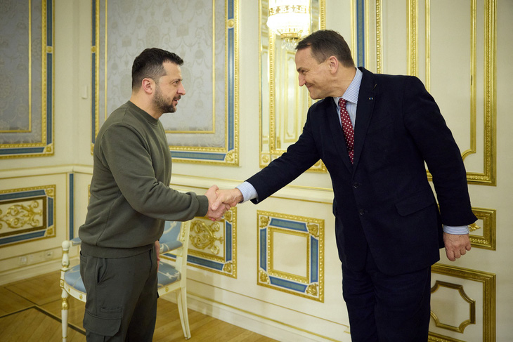 Tổng thống Ukraine Volodymyr Zelensky (trái) và Ngoại trưởng Ba Lan Radoslaw Sikorski ngày 22-12 - Ảnh: REUTERS