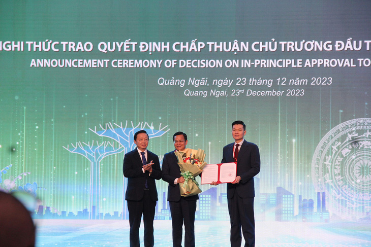 Phó thủ tướng Trần Hồng Hà (trái) trao giấy chứng nhận chủ trương đầu tư Khu công nghiệp VSIP 2 cho lãnh đạo VSIP - Ảnh: TRẦN MAI