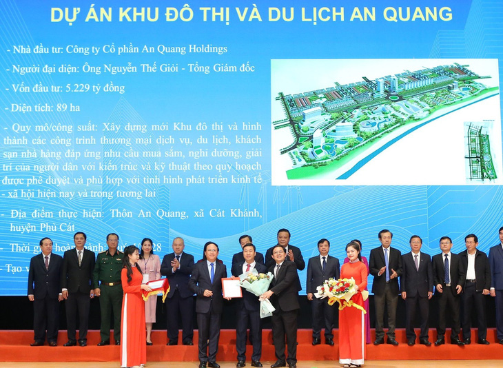 Lãnh đạo tỉnh Bình Định trao quyết định chấp thuận chủ trương đầu tư dự án khu đô thị và du lịch An Quang - Ảnh: NGUYỄN DŨNG