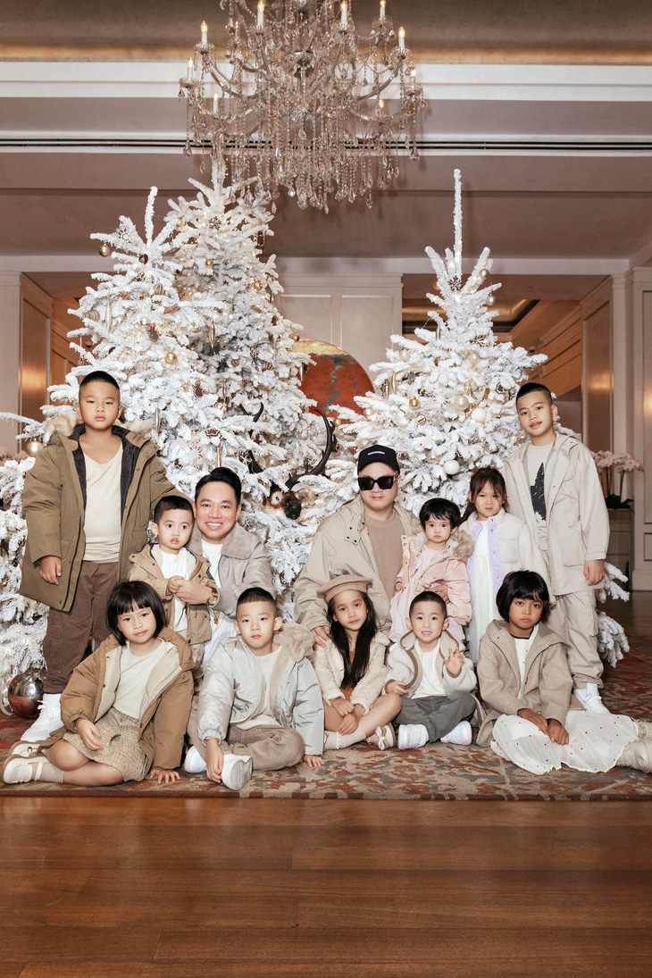 Các nhóc tì nhà Đỗ Mạnh Cường diện trang phục đáng yêu trong loạt ảnh mừng Giáng sinh