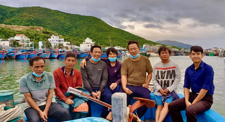 6 ngư dân trên ghe cá Khánh Hòa bị chìm được đưa về bờ - Ảnh: BQL vịnh Nha Trang cung cấp