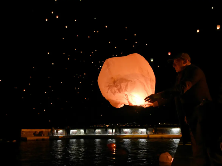 Người dân Hy Lạp thả đèn trời trong "Đêm nguyện ước" - Ảnh: REUTERS