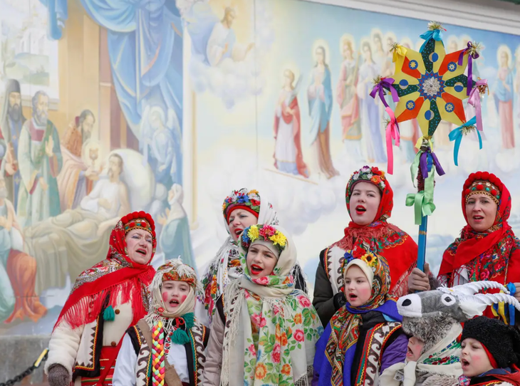 Người dân Ukraine hát mừng Giáng sinh - Ảnh: REUTERS