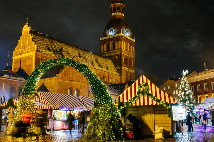 Chợ Giáng sinh Riga (thủ đô Latvia) nổi tiếng - Ảnh: SPIRITED TRAVELERS