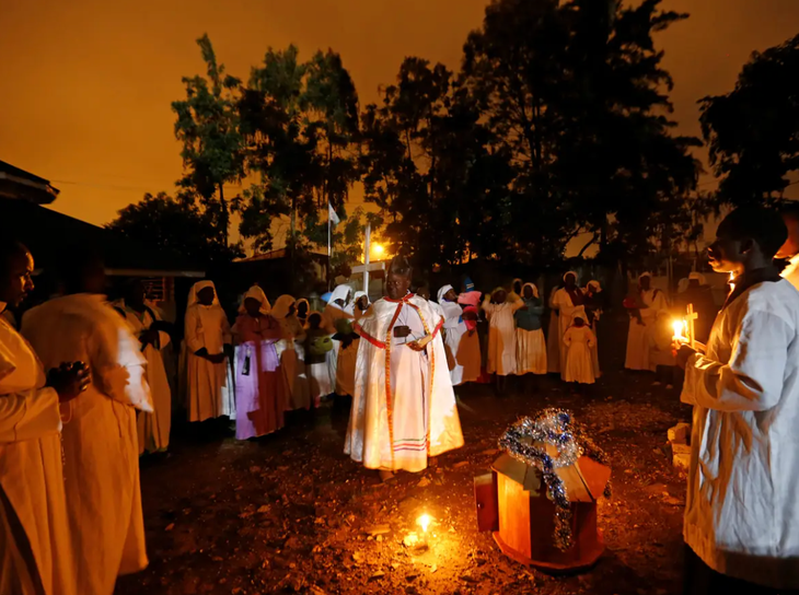 Người dân Kenya tập hợp cầu nguyện trong đêm Giáng sinh - Ảnh: REUTERS