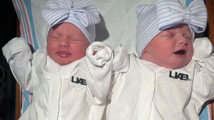 Hai đứa trẻ Roxi Layla và Rebel Laken hồng hào và khỏe mạnh - Ảnh: UAB