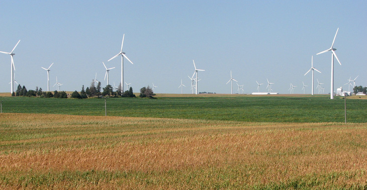 Các tua bin điện gió được đặt xen kẽ trên những cánh đồng ở Iowa (Mỹ) - Ảnh: GETTY IMAGES