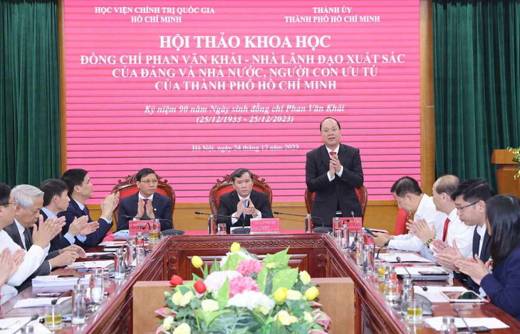 Phó bí thư Thành ủy TP.HCM Nguyễn Hồ Hải (người đứng) và các lãnh đạo chủ trì hội thảo - Ảnh: GIA HÂN