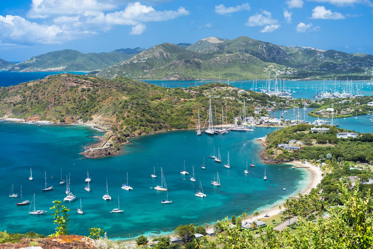 Đảo Antigua với những thuyền buồm của khách du lịch - Ảnh: GLAM OF NYC