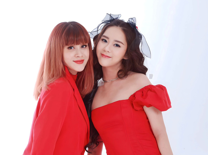 Bella Vũ (bìa phải) cùng nhà sản xuất, nhạc sĩ Lưu Thiên Hương diện trang phục gam màu đỏ nổi bật, bật mí dự án mới - Ảnh: NVCC