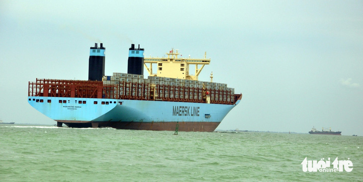 Một trong những siêu tàu container của thế giới đang trên luồng vào cập cảng Cái Mép - Thị Vải- Ảnh: Đ.H 