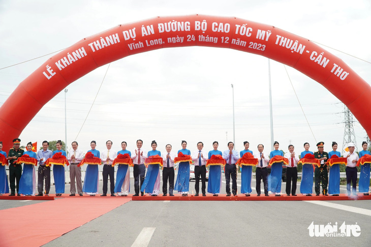 Phó thủ tướng Trần Lưu Quang cùng các đại biểu cắt băng khánh thành cao tốc Mỹ Thuận - Cần Thơ - Ảnh: CHÍ HẠNH