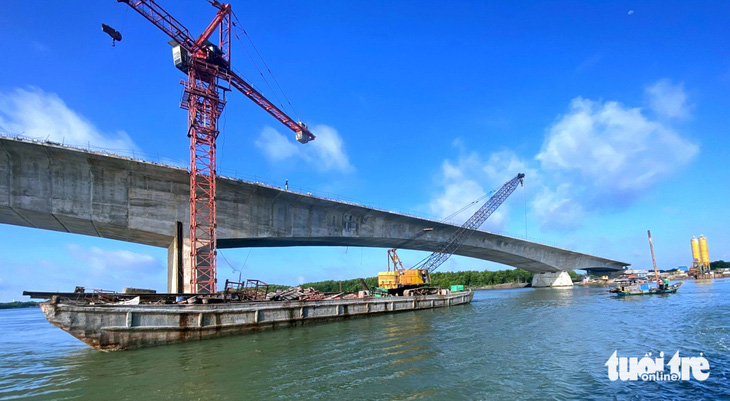 Xây cầu để kết nối cảng Cái Mép - Thị Vải với quốc lộ 51 - Ảnh: ĐÔNG HÀ 
