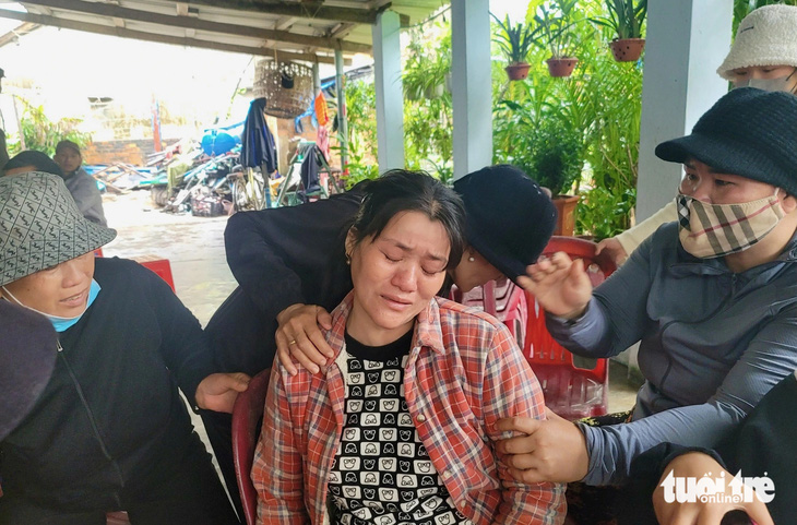 Bà Trần Thị Chút, mẹ hai ngư dân mất tích, khóc nghẹn - Ảnh: NGUYỄN HOÀNG
