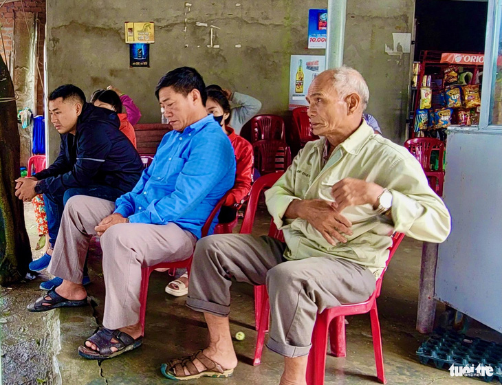 Ông Huỳnh Sách (bìa phải) cùng người thân thuê xe đến Đầm Môn sau khi hay tin con trai cùng các bạn thuyền gặp nạn được cứu, nhưng đó là tin không chính xác - Ảnh: NGUYỄN HOÀNG