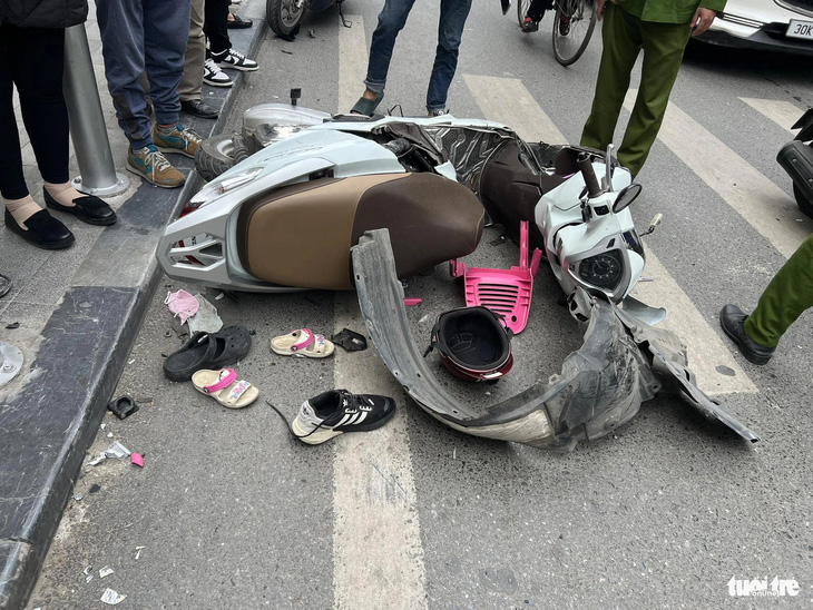 Chiếc xe máy bị biến dạng sau cú tông mạnh - Ảnh: DANH TRỌNG