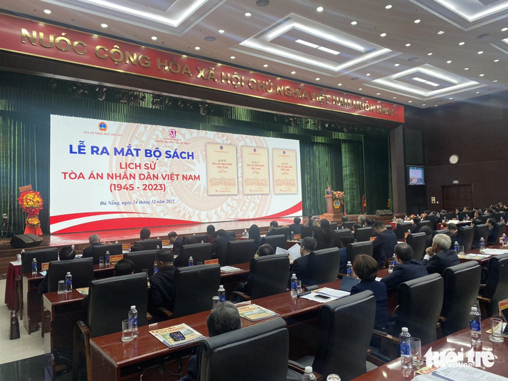 Ra mắt bộ sách Lịch sử Tòa án nhân dân Việt Nam (1945 - 2023) tại hội nghị triển khai nhiệm vụ năm 2024 - Ảnh: TRƯỜNG TRUNG