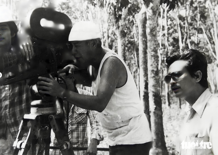 Đạo diễn Long Vân (bìa phải) trên set quay Biệt động Sài Gòn - Ảnh: Nhà biên kịch Trịnh Thanh Nhã cung cấp