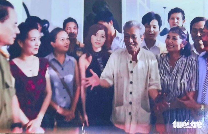 Đạo diễn Long Vân (giữa) thời gian chuẩn bị quay phim Những đứa con của biệt động Sài Gòn - Ảnh: Nhà biên kịch Trịnh Thanh Nhã cung cấp