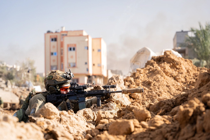 Binh sĩ Israel hoạt động ở Gaza, ngày 21-12 - Ảnh: REUTERS