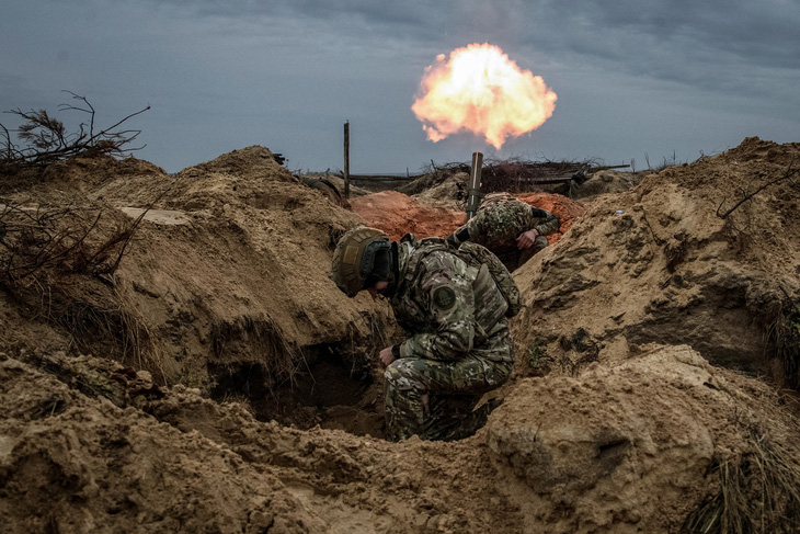 Binh sĩ thuộc Lực lượng Vệ binh quốc gia Ukraine bắn súng cối trong cuộc tập trận ở vùng Kiev, ngày 8-11-2023 - Ảnh: REUTERS