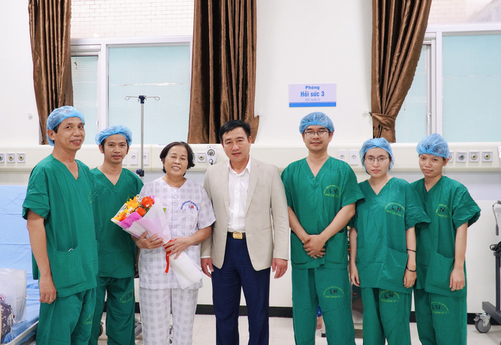 Ban lãnh đạo Bệnh viện ĐKTW Quảng Nam tặng quà và hoa chúc mừng bệnh nhân mổ tim hở đầu tiên tại viện được xuất viện.