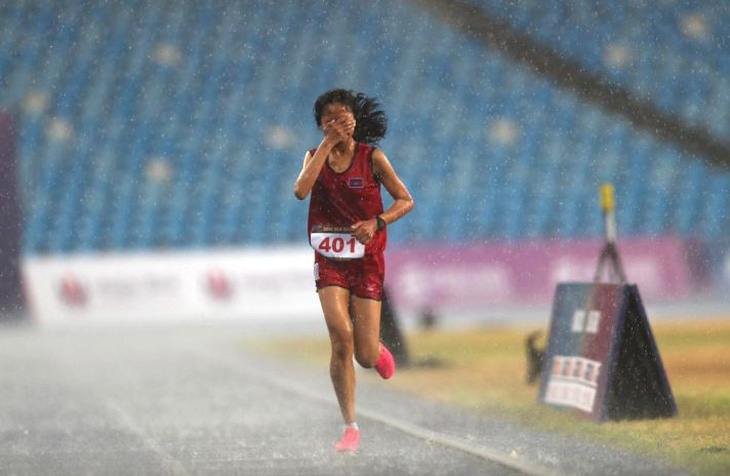 Hình ảnh gây xúc động của Bou Samnang, khi vừa chạy vừa khóc trong mưa ở SEA Games 32 - Ảnh: phnompenhpost